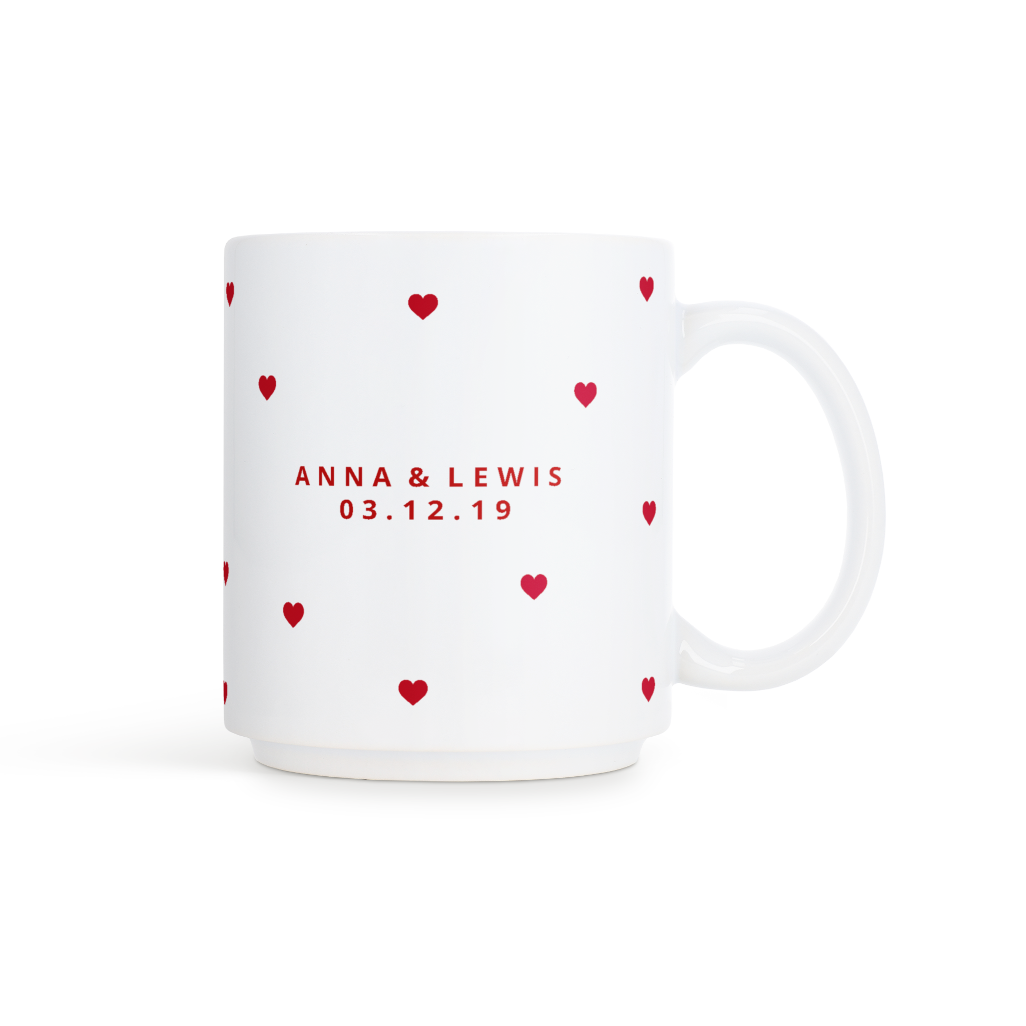 Biely stohovateľný hrnček s potlačou červených srdiečok, menami Anna a Lewis a dátumom 03.12.19, ideálny na personalizáciu.