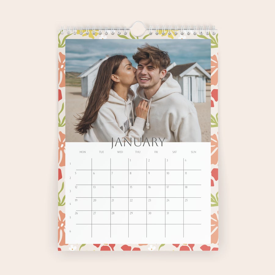 Calendário de fotos personalizado 2026 Calendário de parede para 2026 com borda floral e foto impressa de um casal, personalizado por si.