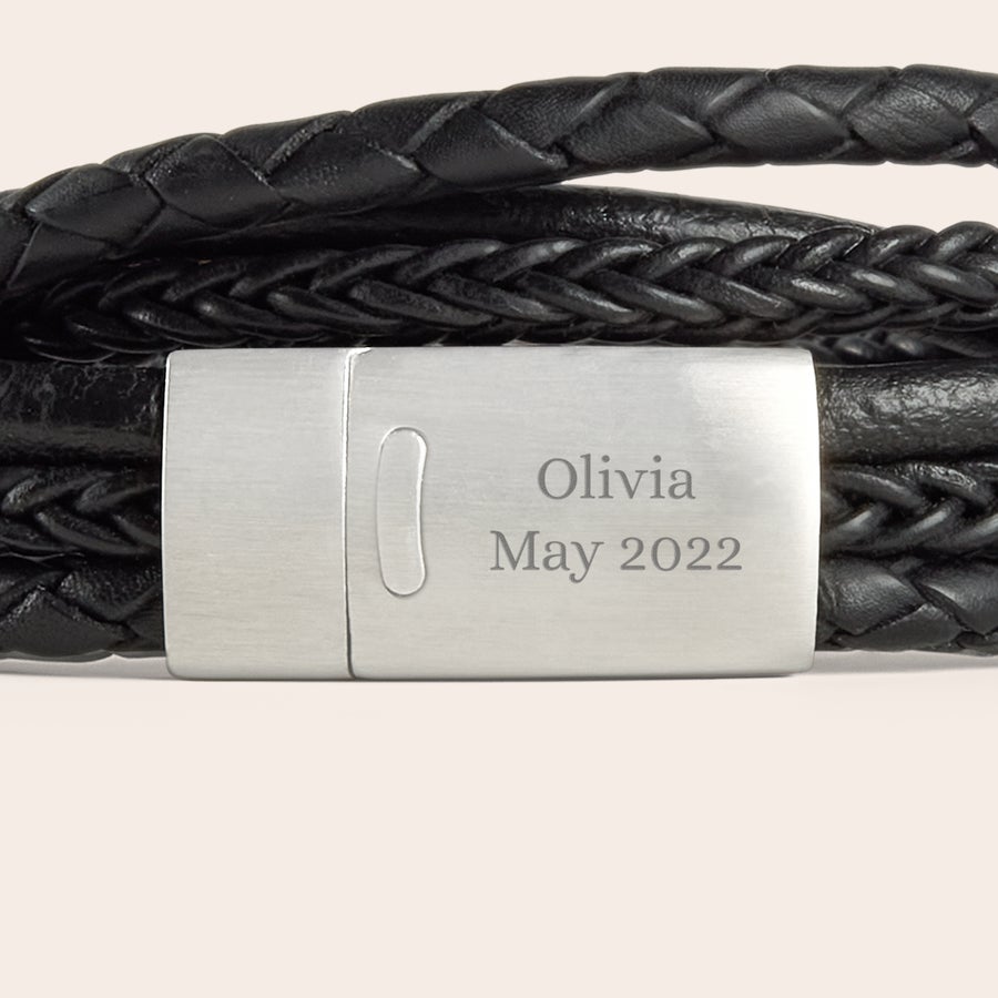 Gravirana luksuzna usnjena zapestnica Personalizirana črna usnjena zapestnica, gravirana z imenom Olivia May 2022, na kovinski zaponki.