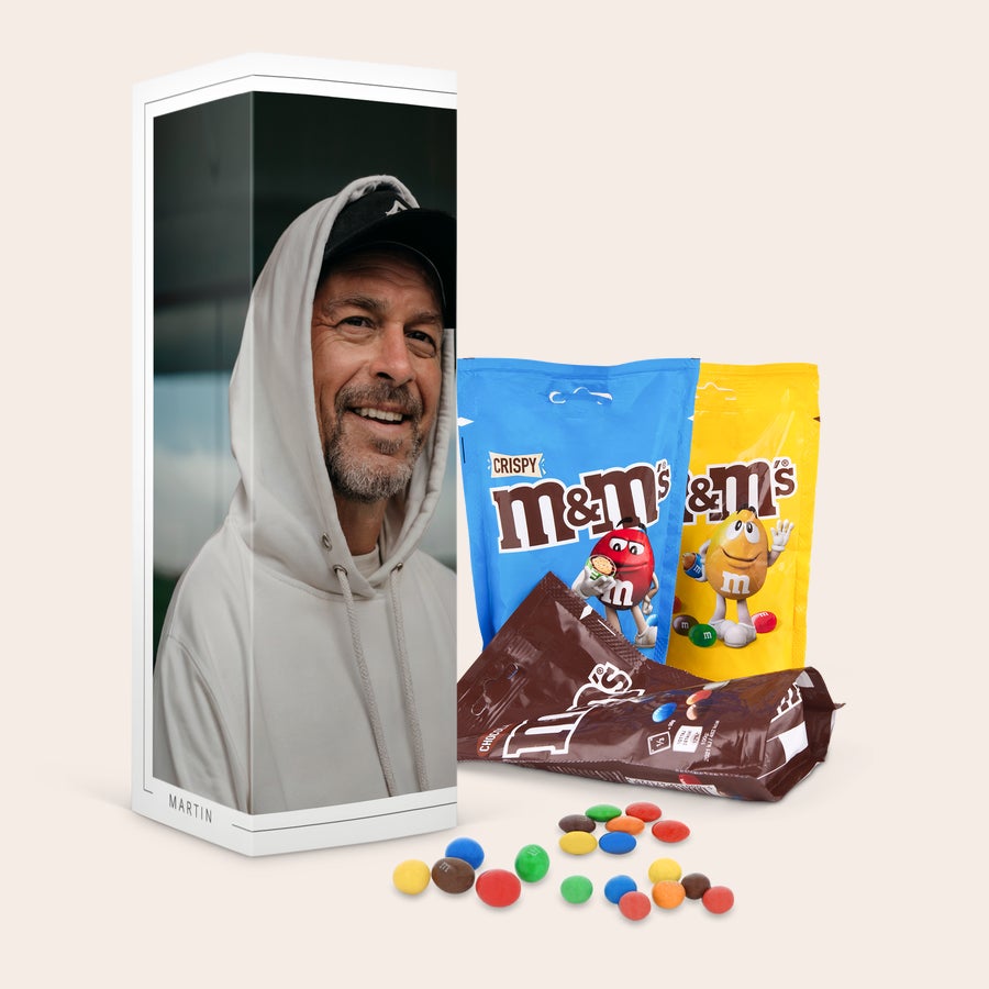 Personalizirana darilna škatla M&M's Škatla z natisnjeno fotografijo moškega in imenom Martin ter tri vrečke M&M's bombonov.