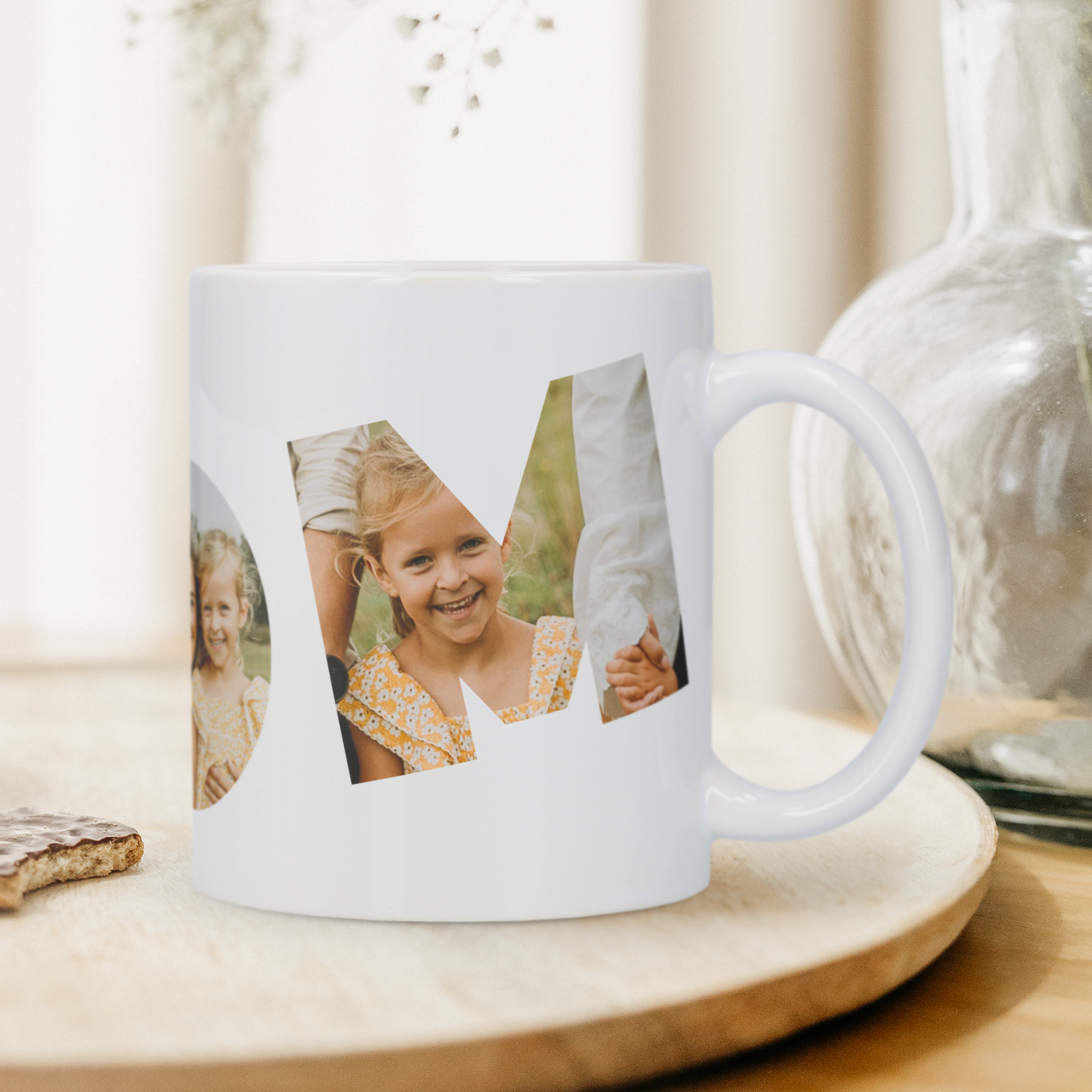 Biely hrnček s potlačenou fotografiou dvoch usmievavých dievčat v tvare písmen MOM pre milú mamu