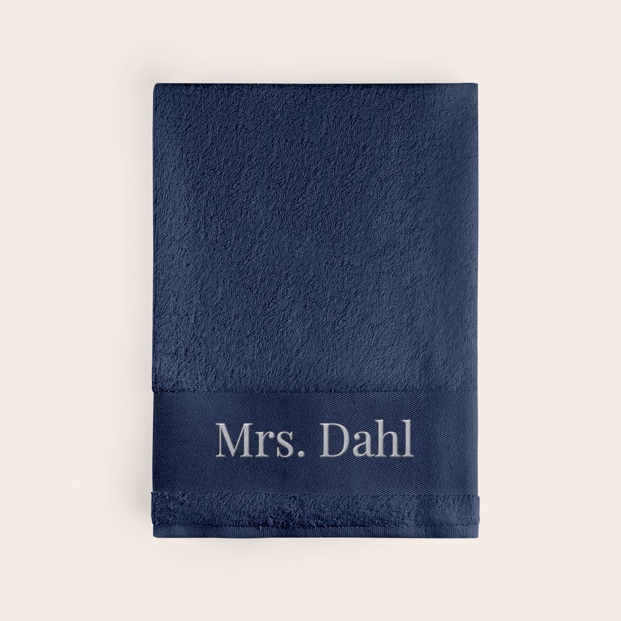 Handduk med Text Mörkblå personaliserad handduk med texten "Mrs. Dahl" broderad i vitt. Gör varje badstund speciell med en personlig handduk.