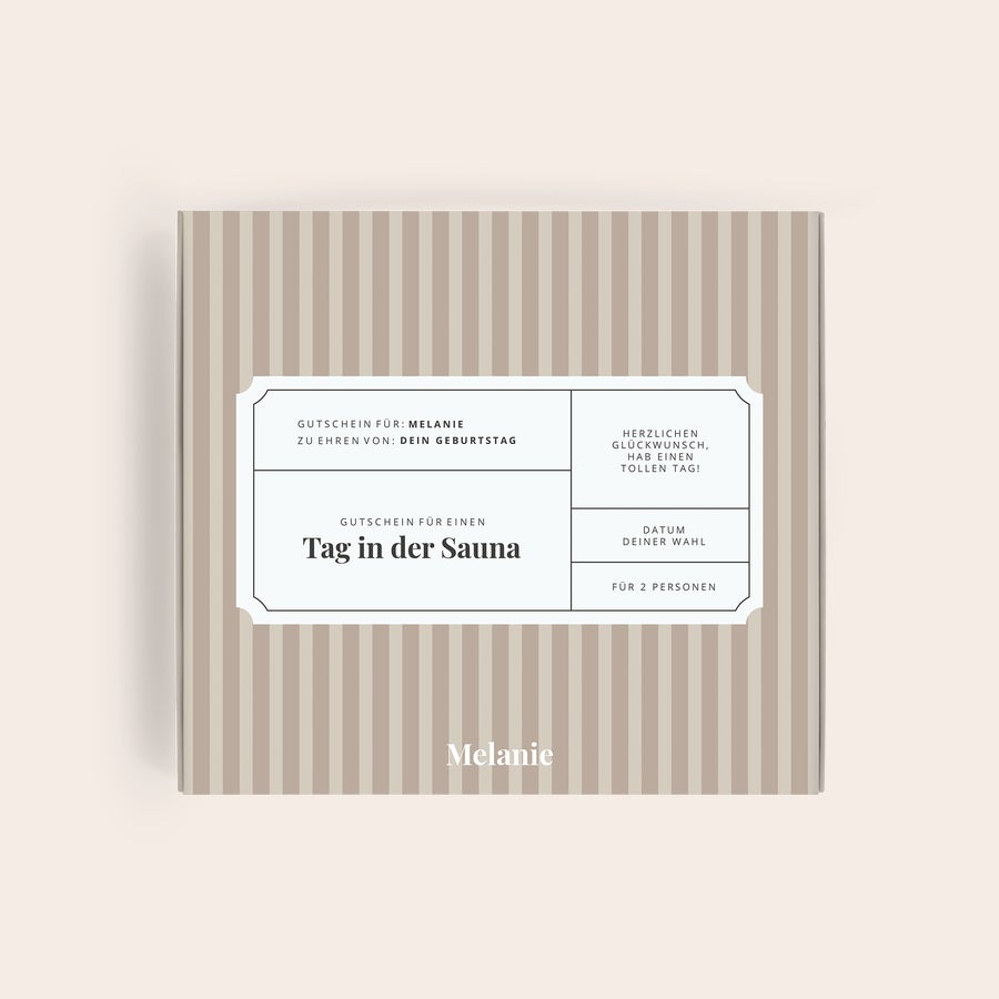 Milka Happy Birthday Personalisierte Milka-Geschenkbox zum Geburtstag mit Namen Melanie und Gutschein "Tag in der Sauna", bedruckt mit beige-weißem Streifenmuster.