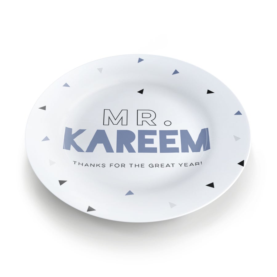 Personlig tallerken for favorittlæreren, med navn MR. KAREEM og tekst "THANKS FOR THE GREAT YEAR!", og trykt mønster.
