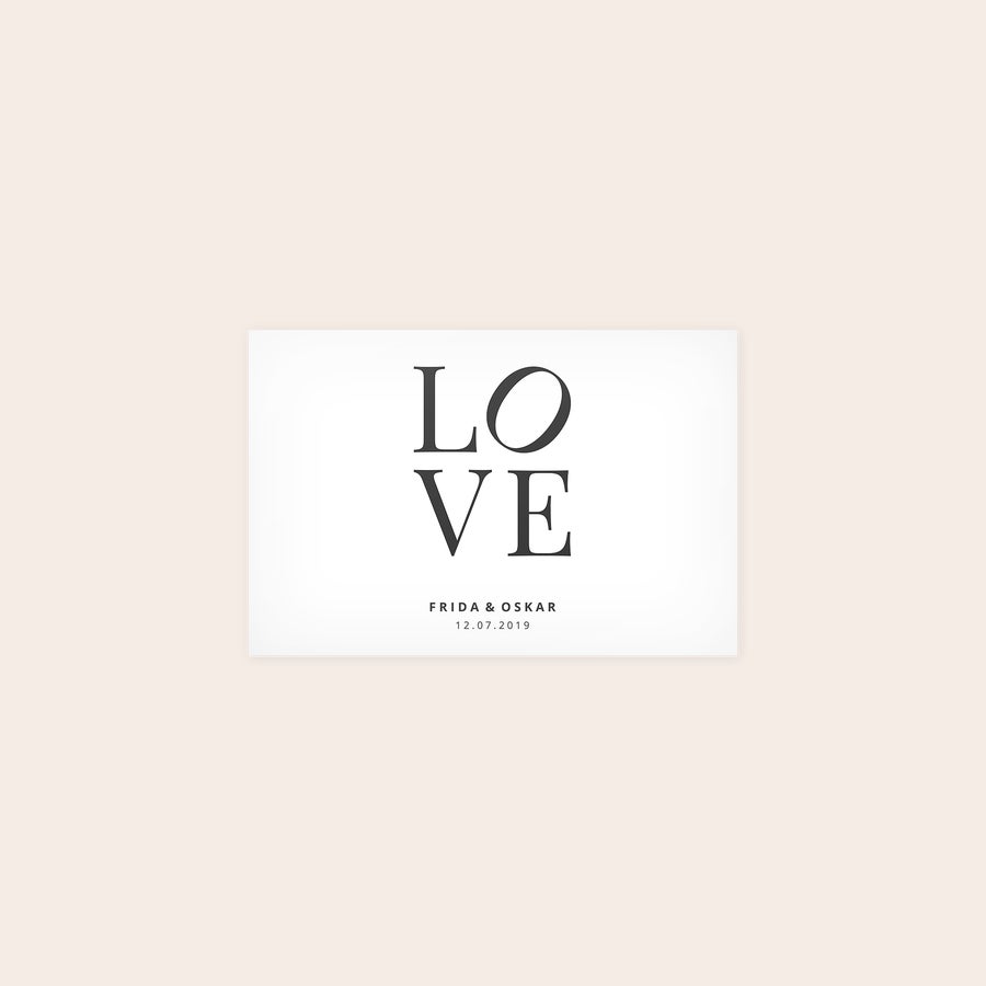 Plakat Svart og hvit plakat med personlig trykk av "LOVE" og navnene Frida & Oskar med datoen 12.07.2019 under.