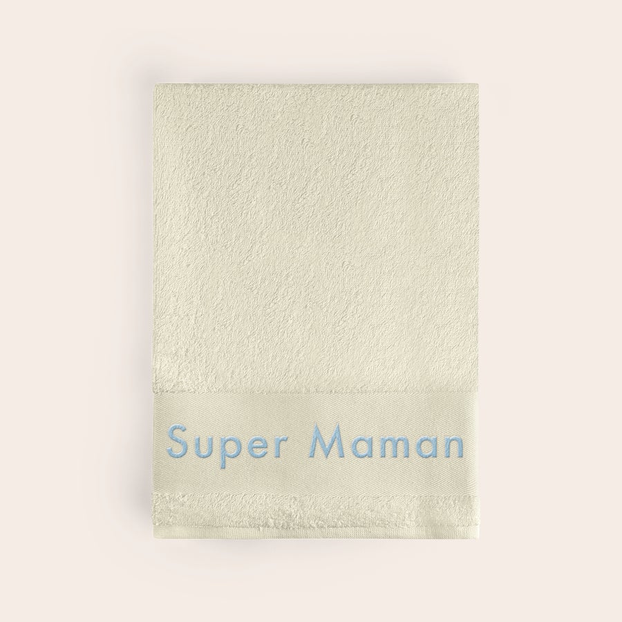Serviette de bain brodée Superbe serviette de bain brodée beige clair personnalisée avec le prénom Super Maman en bleu.