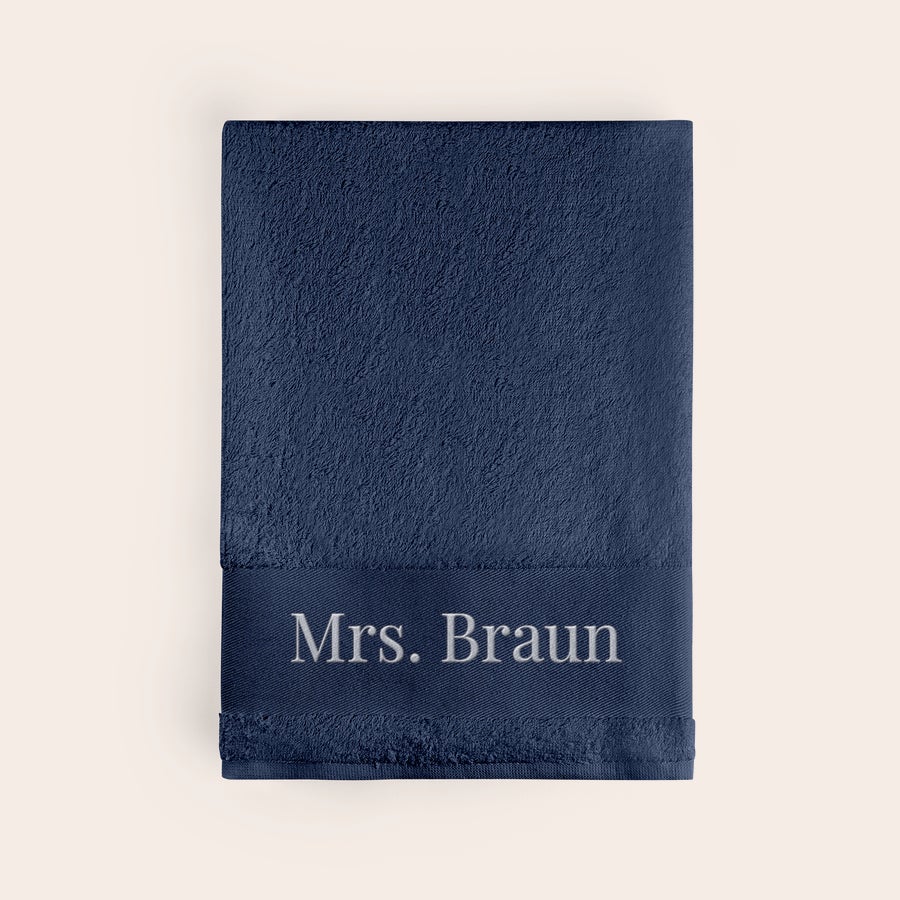 Badetuch mit Namen Personalisiertes navyfarbenes Badetuch, bestickt mit dem Namen "Mrs. Braun" in Weiß, um etwas Einzigartiges zu gestalten.