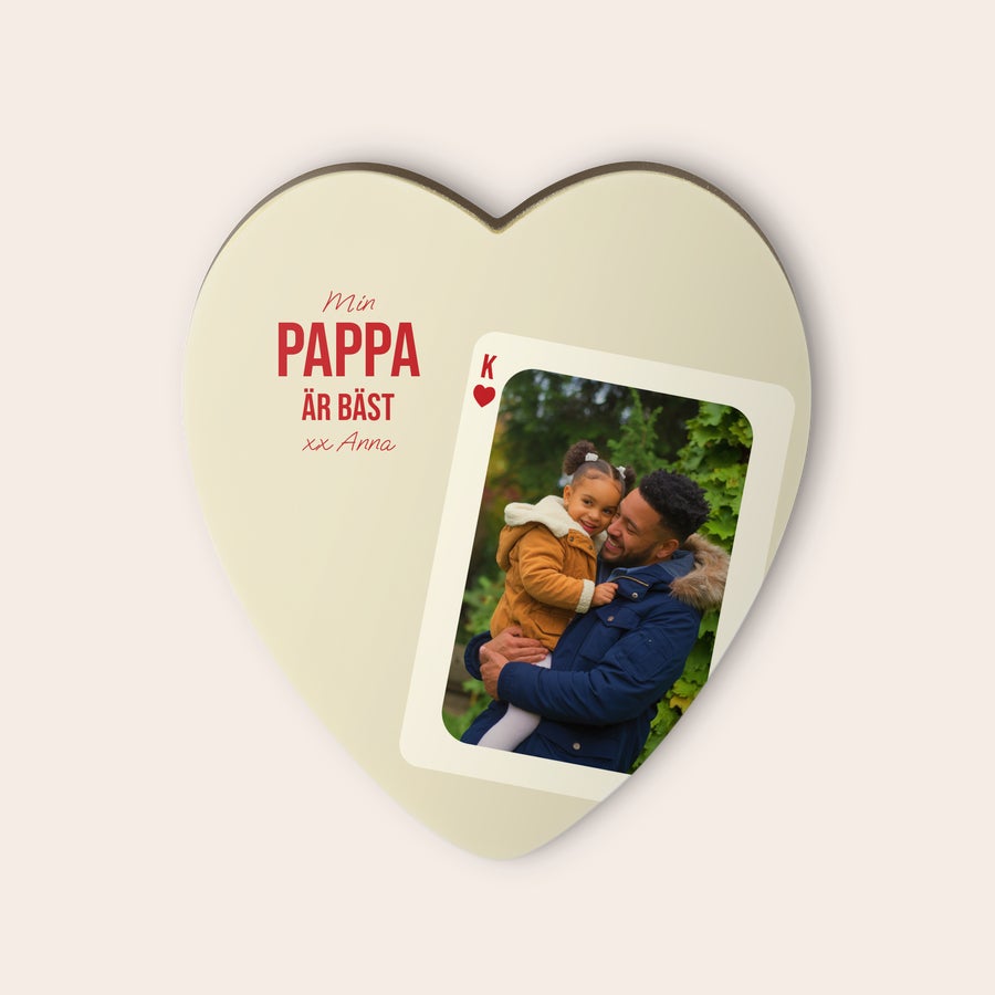 Chokladhjärta med tryck Låt kärleken ta vägen genom magen med ett personligt chokladhjärta, tryckt med foto av far och dotter samt texten Min Pappa Är Bäst xx Anna
