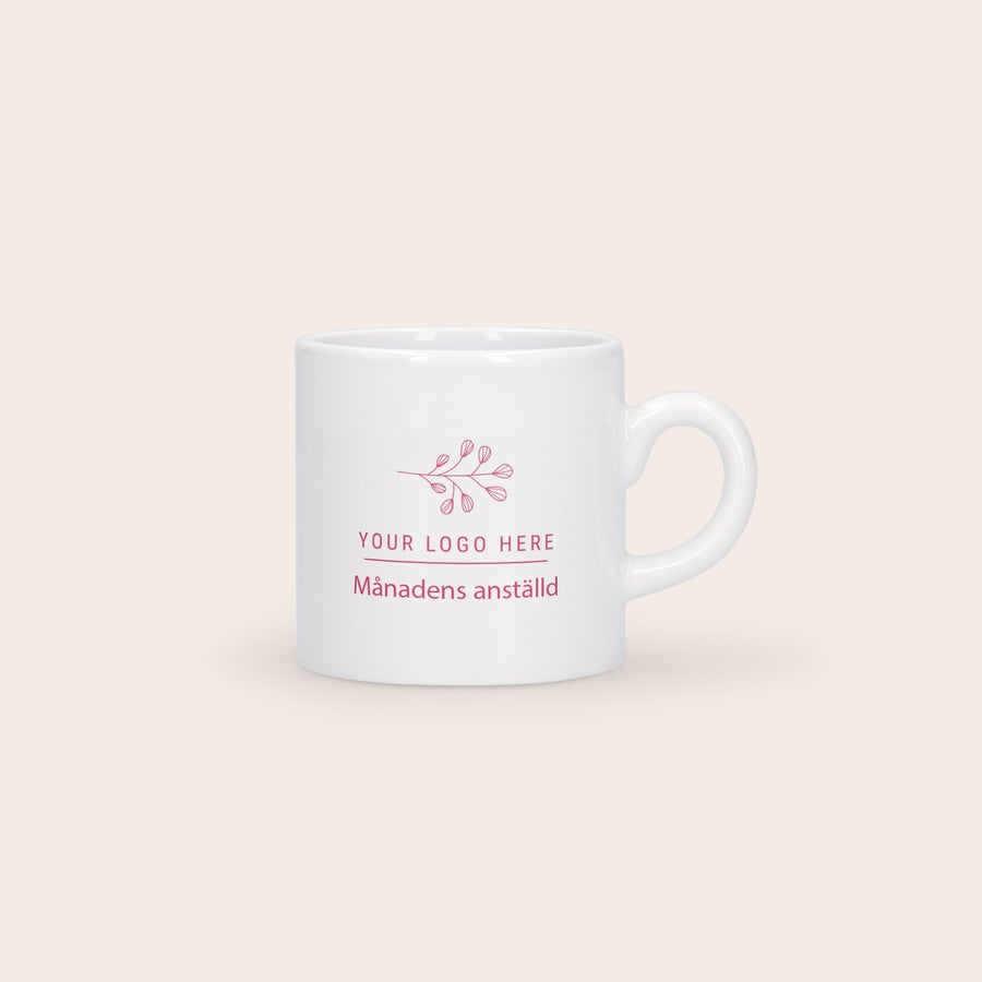 Tryckt espressomugg Vit espressomugg med tryck av blommig logo och texten "Månadens anställd" i rött