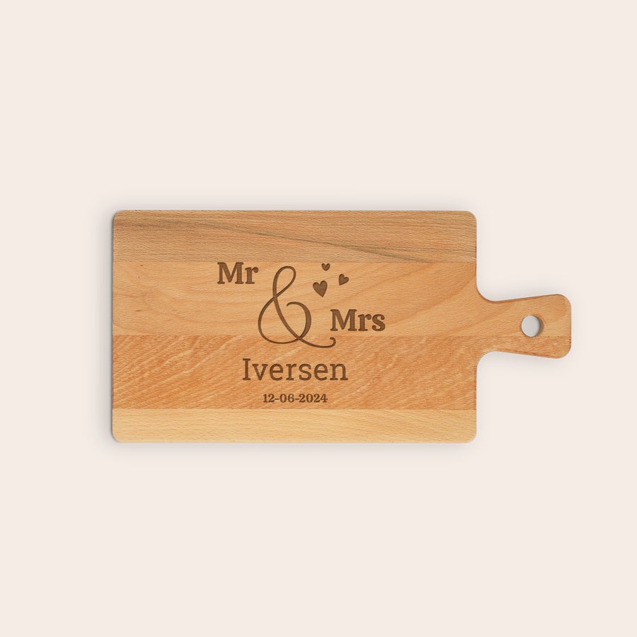 Personlig serveringsbrett i tre Personlig serveringsfat i tre, gravert med Mr & Mrs Iversen og datoen 12-06-2024.