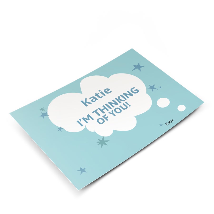 Cartão personalizado azul claro com balão de fala branco e texto impresso Katie, I'm thinking of you!