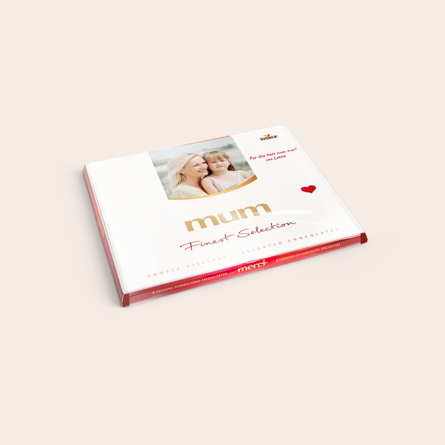 Personlig presentförpackning med Merci-choklad och gratulationskort Merci-chokladask med personligt kort, tryckt med ett foto av en mamma och barn samt texten For the best mum ever! xxx Lottie.