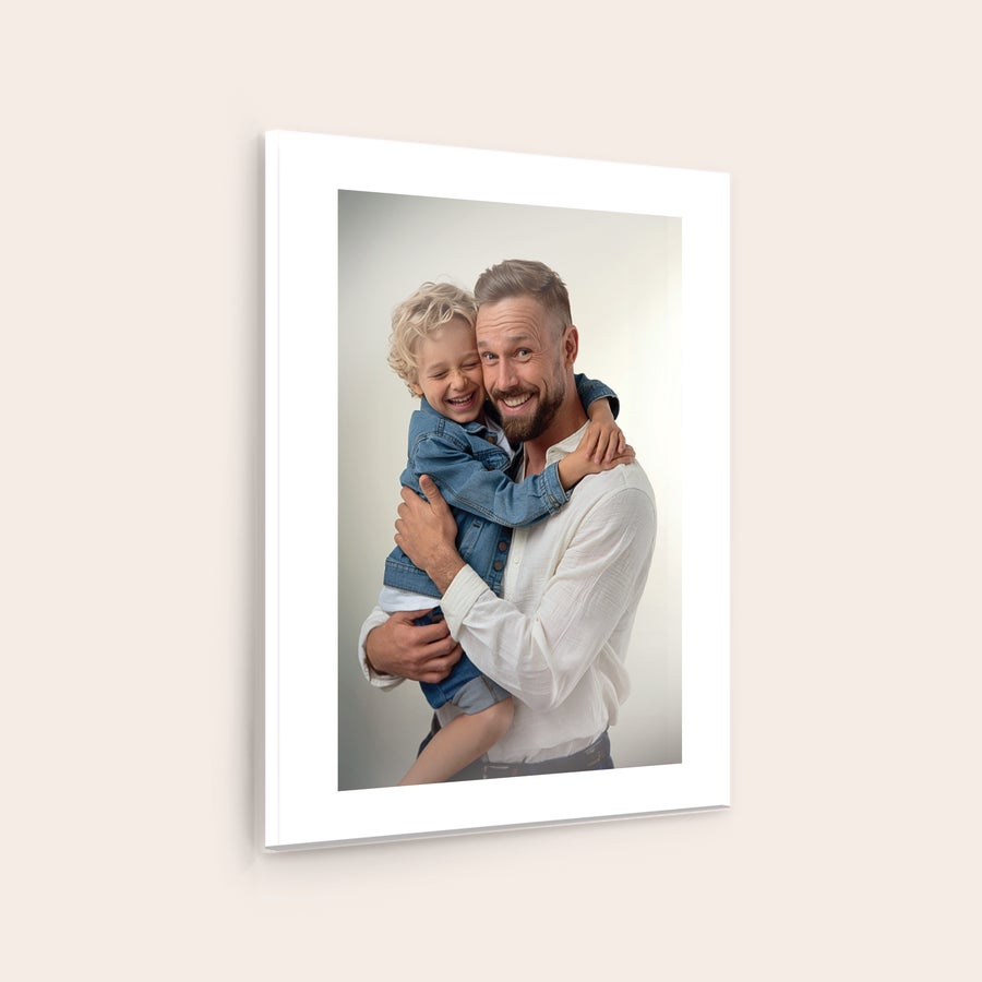 Fotografie pe acrilic Fotografie acrilică personalizată, imprimată cu un tată și fiul său zâmbitori, tatăl purtând un tricou alb, iar copilul o jachetă de blugi.