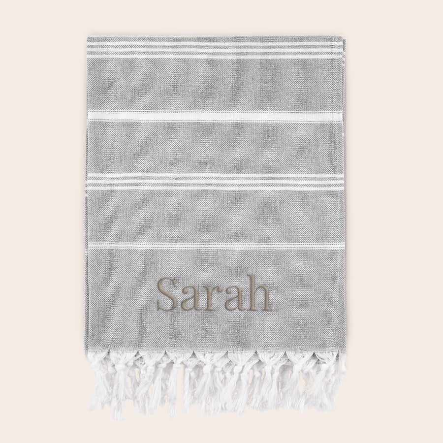 Toalla de hammam personalizada Toalla hammam gris y blanca personalizada con el nombre Sarah bordado en marrón, ideal para disfrutar del verano.