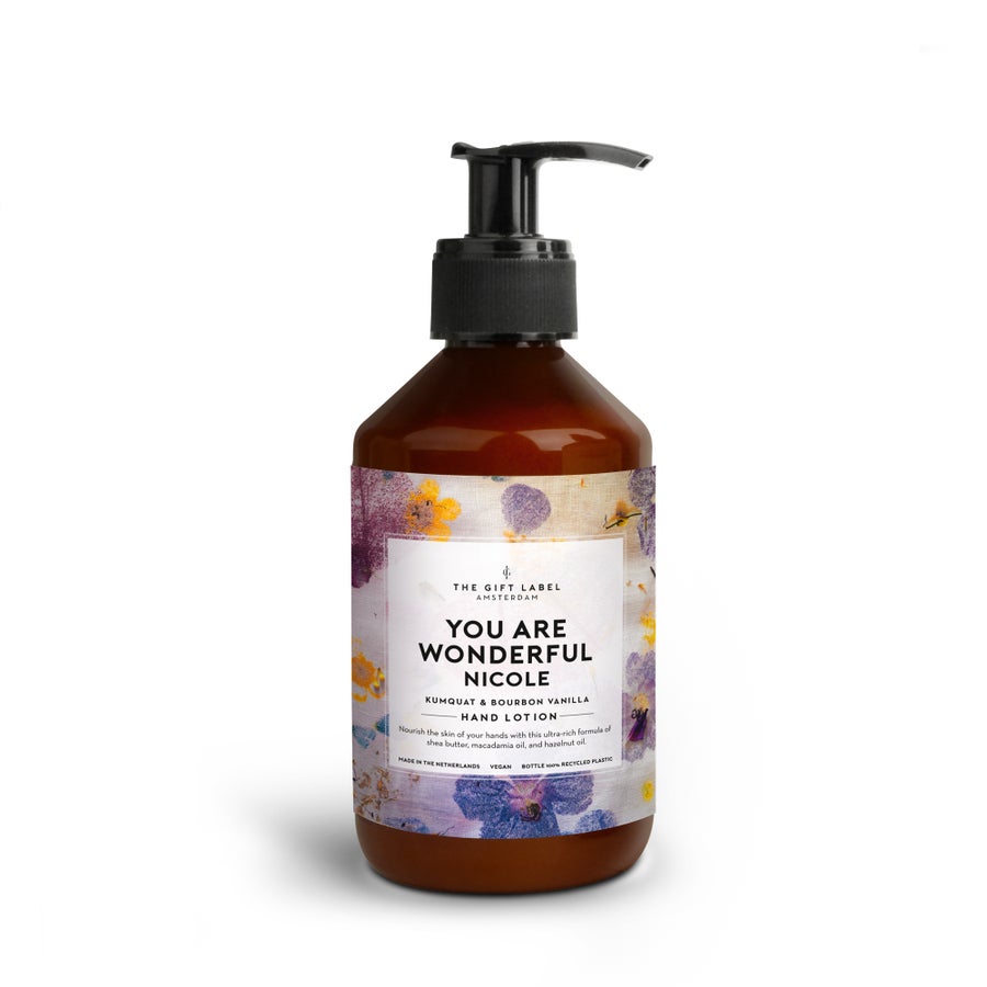 Creme para as mãos personalizado com a mensagem "You Are Wonderful Nicole" e flores impressas