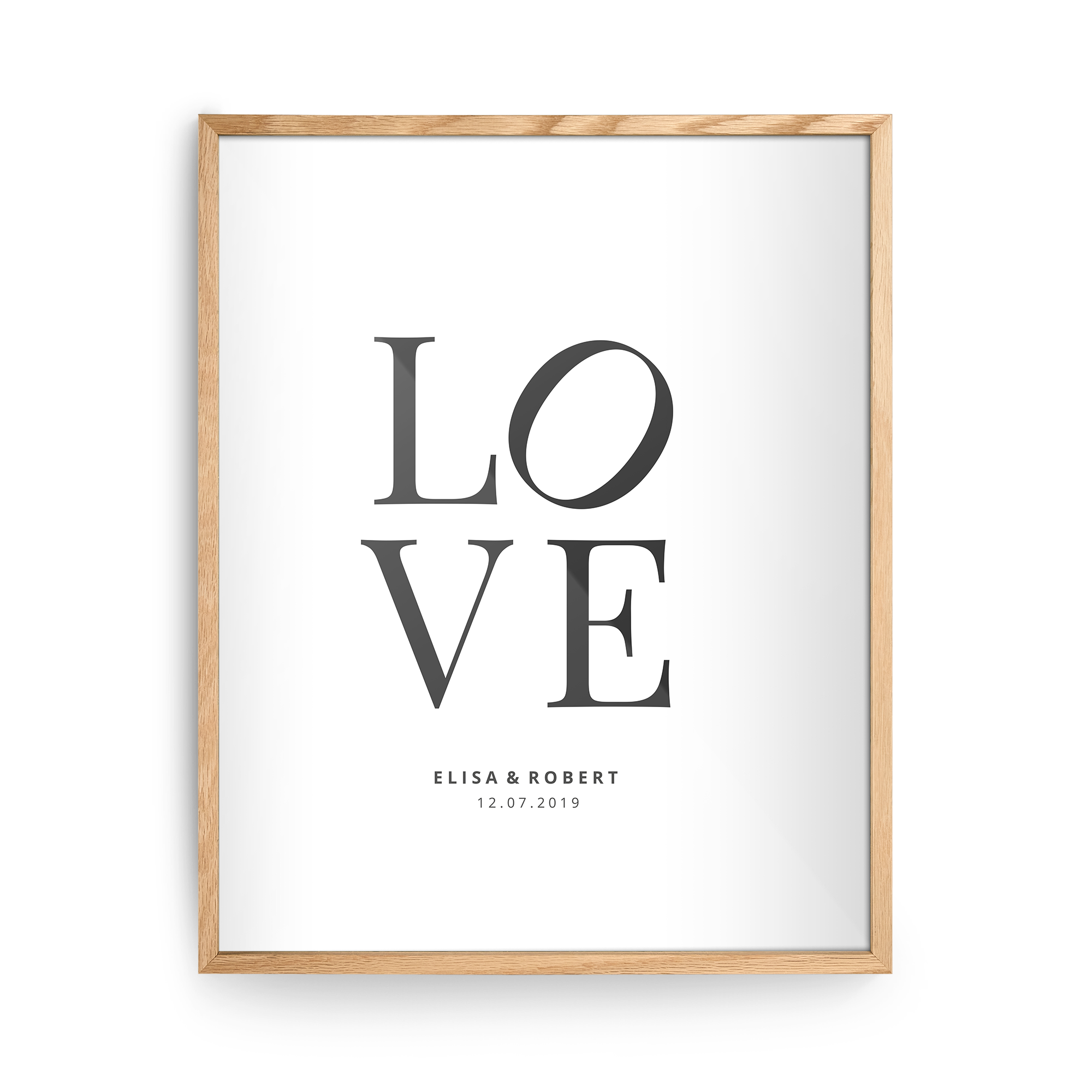 Gepersonaliseerde fotoafdruk met LOVE, namen en datum geprint in een houten lijst om aan de muur te hangen