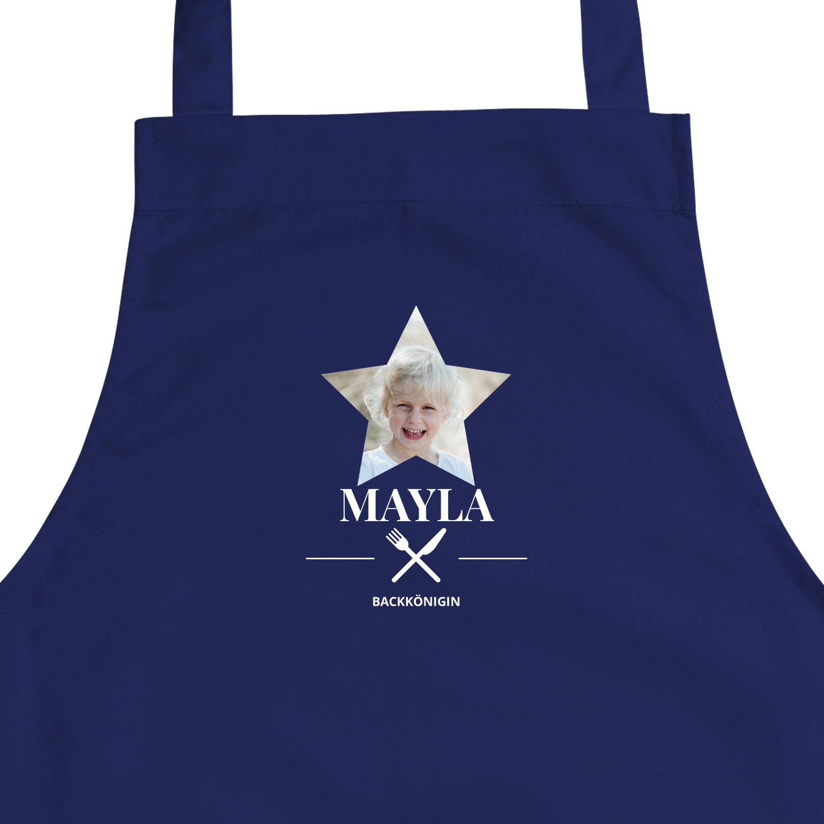 Dunkelblaue Kinderschürze mit dem aufgedruckten Foto eines Mädchens in einem Stern, dem Namen Mayla und dem Text Backkönigin.