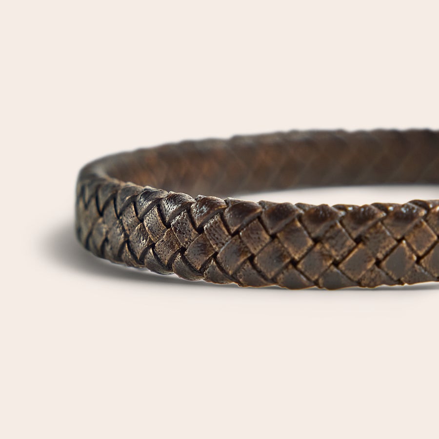 Lederarmband Personalisiert Braunes geflochtenes Lederarmband für Männer mit Gravur auf dem Edelstahlverschluss, personalisierbar.