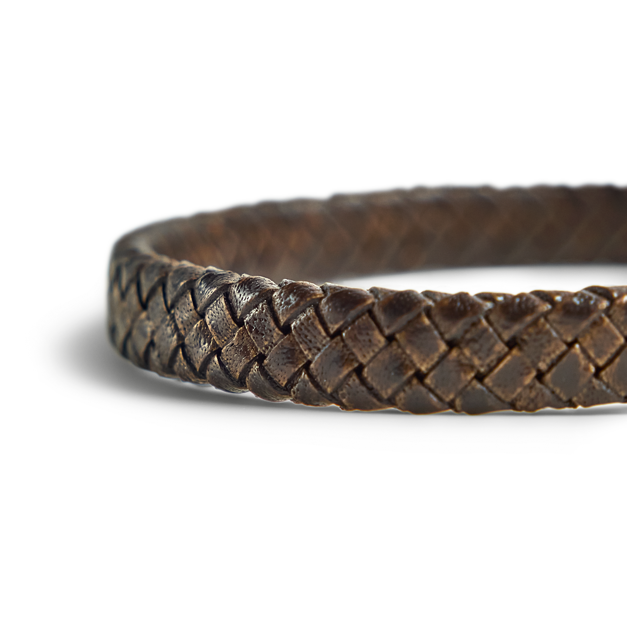 Edles braunes Lederarmband für Männer, geflochten und personalisierbar mit einer Gravur auf dem Verschluss.