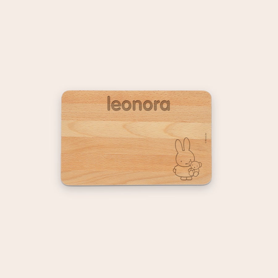 Personligt træ skærebræt Et indgraveret skærebræt af træ med navnet Leonora og Miffy-design