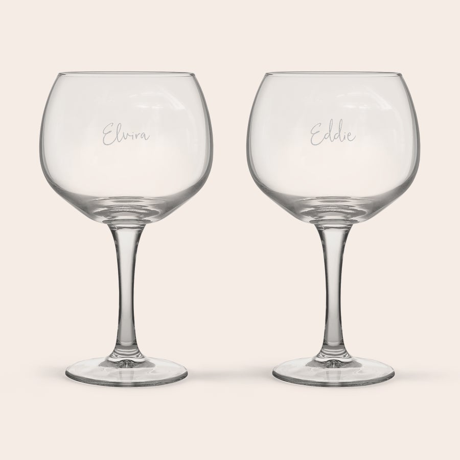 Gin och tonicglas Två gin-och-tonic-glas, det ena graverat med namnet Elvira och det andra med Eddie.