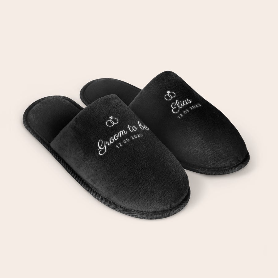 Personalised slippers Personalised slippers - Black - Size 43-45 with embroidered wedding rings, "Groom to be" and "Elias 12 09 2025" text