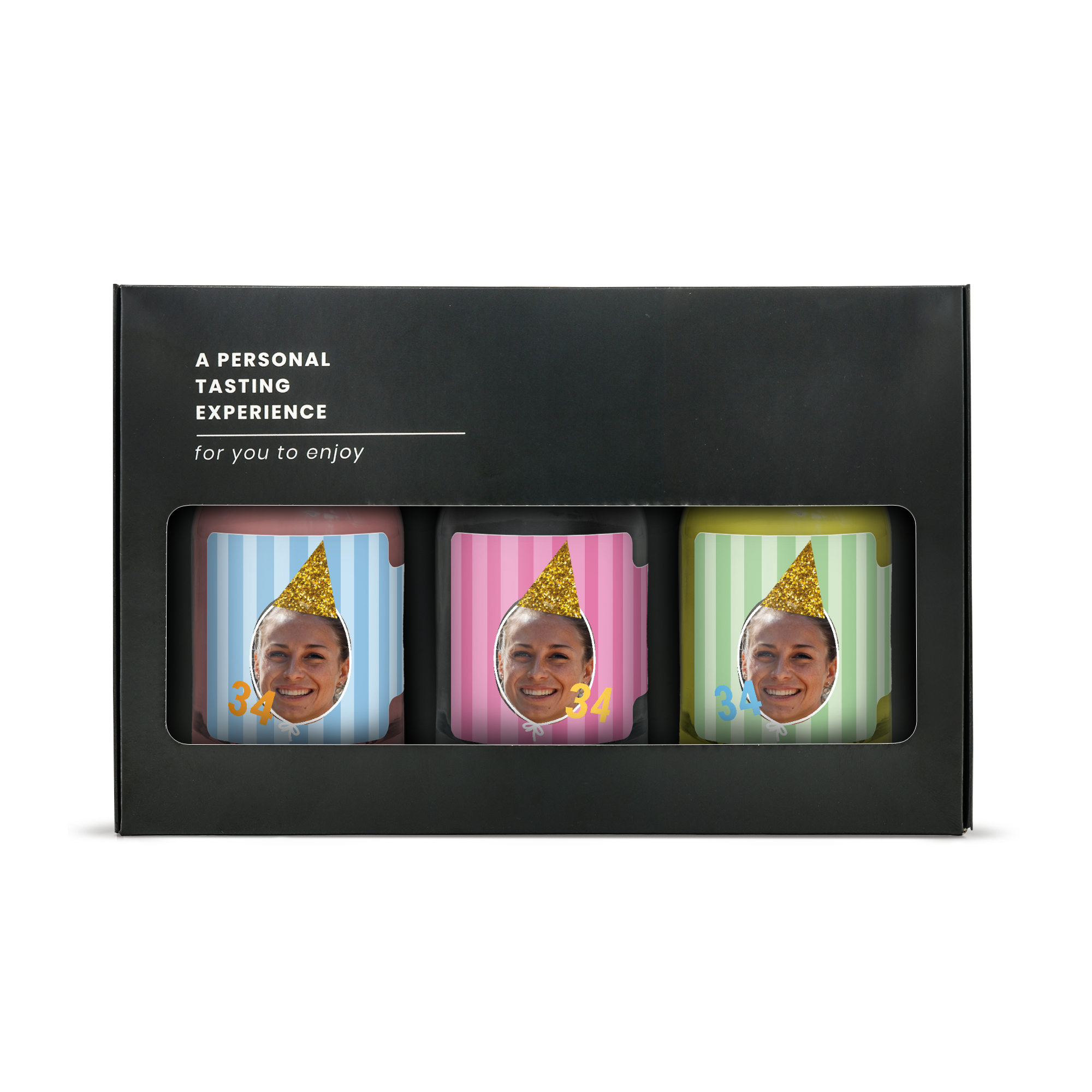 Zwarte proeverijset met drie mini-flesjes bedrukt met een foto, feestmuts en leeftijd 34, laat hun hart sneller kloppen met een gepersonaliseerde mini-proeverijset.