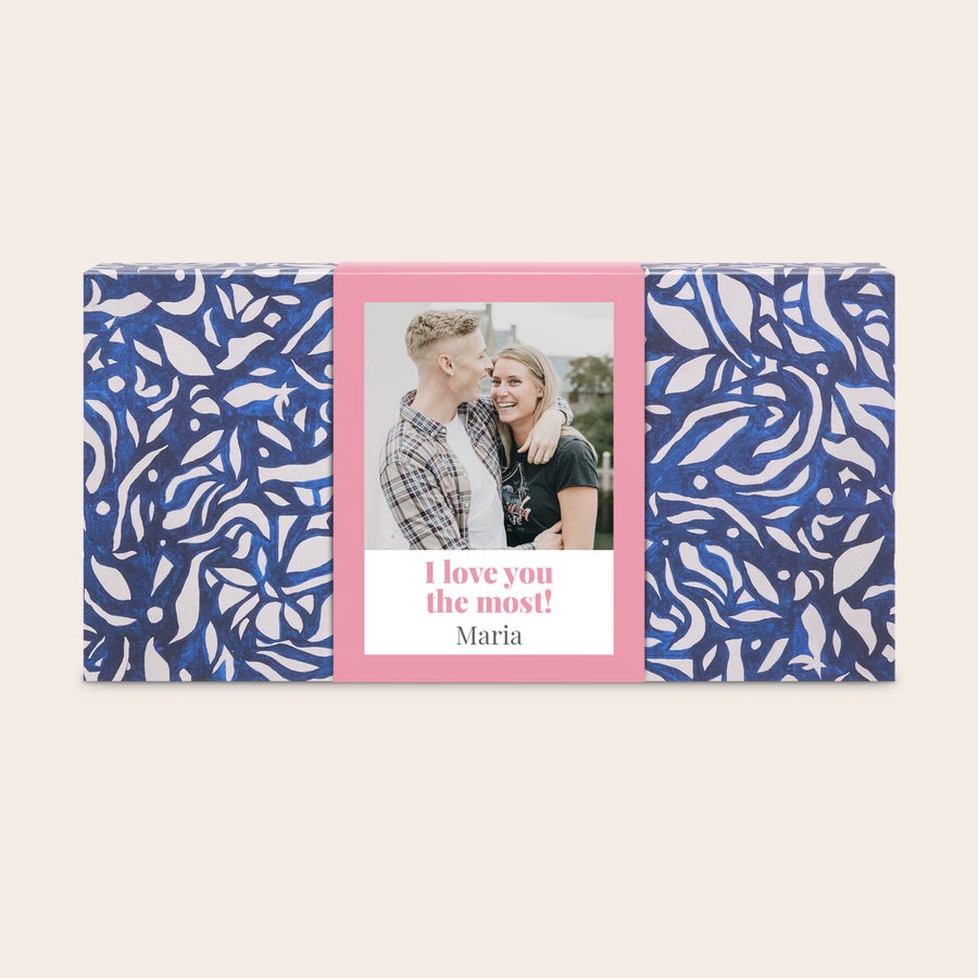 Velværegavesett - personlig gjestehåndkle Velværegavesett med trykt bilde av et par, teksten I love you the most! og navnet Maria.