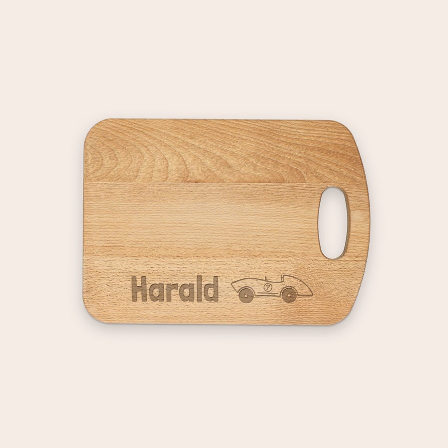 Personligt træ skærebræt Et indgraveret skærebræt af træ med navnet Harald og en vintagebil i illustration