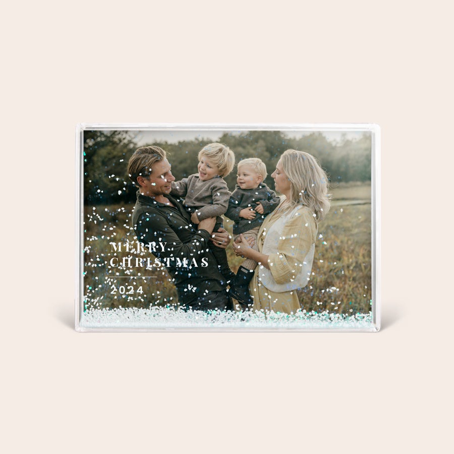 Snøblokk med foto En personlig snøblokk med et bilde av en familie og teksten Merry Christmas 2024.