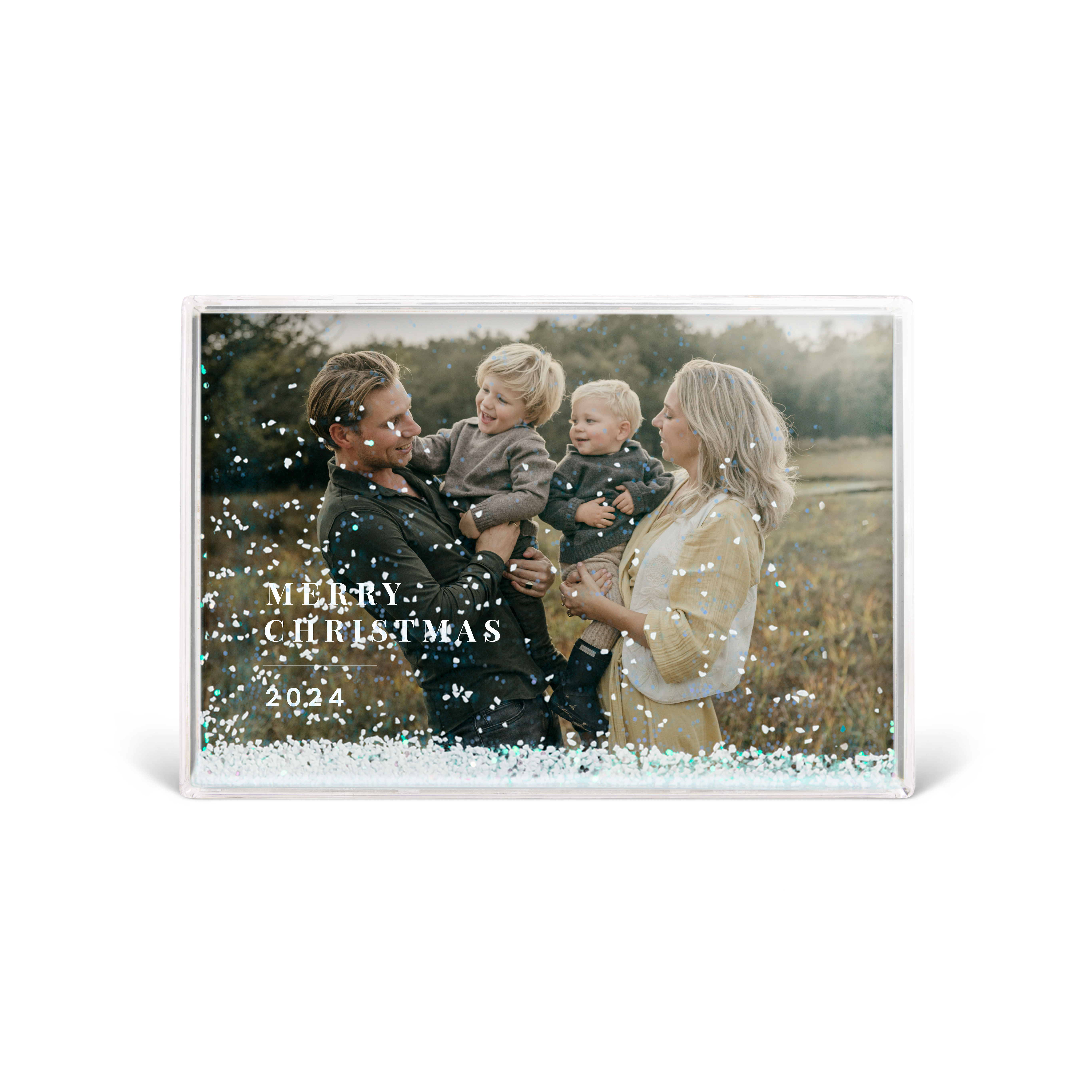 Personalisierte Schneekugel mit Foto einer Familie und weißem Text Merry Christmas 2024
