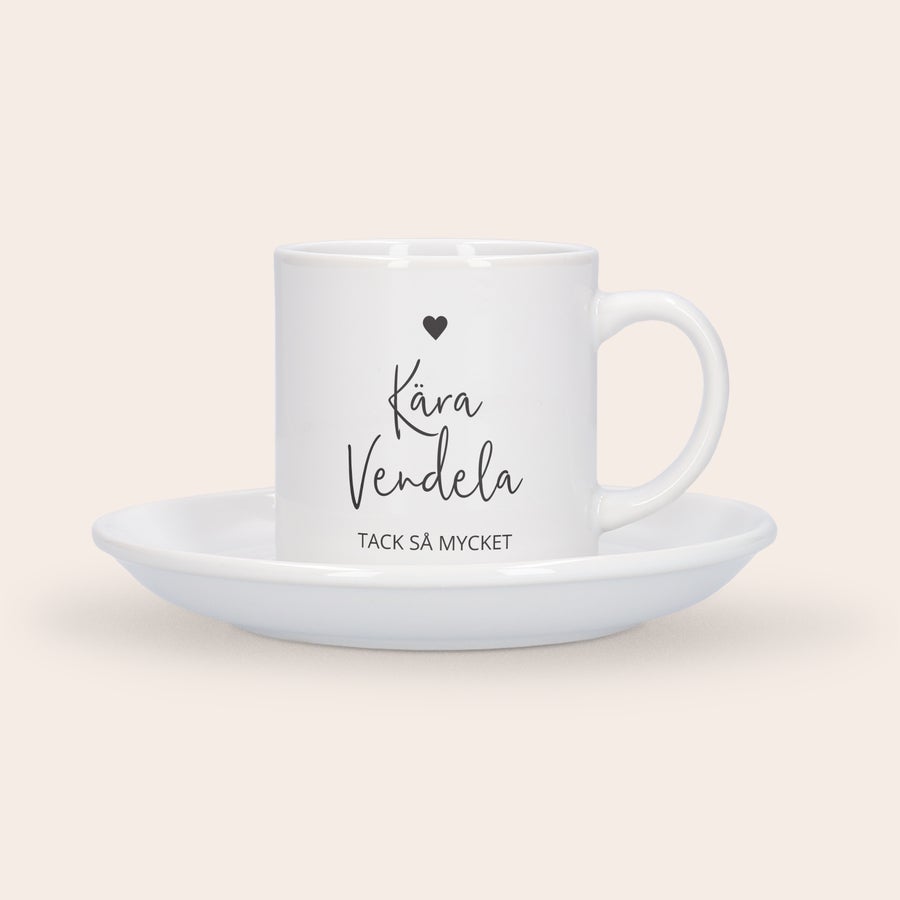 Personlig cappuccino mugg Vit personlig kopp med fat med namnet "Kära Vendela" och "TACK SÅ MYCKET" tryckt i svart, med ett svart hjärta ovanför namnet.