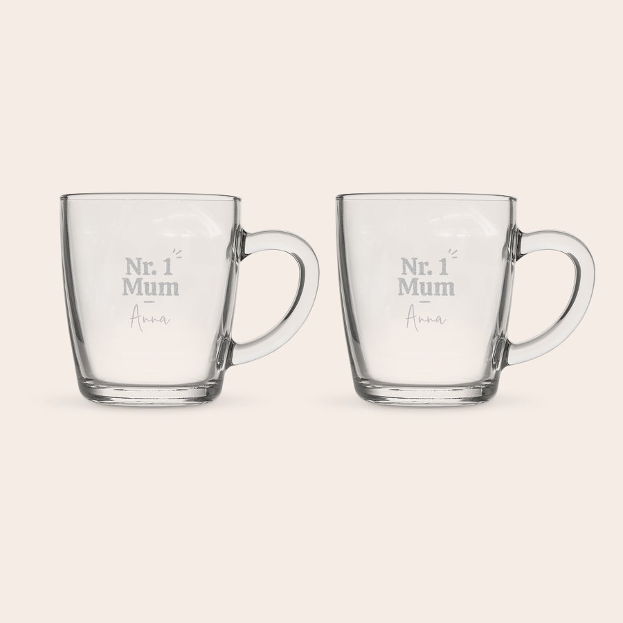 Tazza da tè - Vetro Due tazze in vetro con manico incise con "Nr. 1 Mum" e il nome "Anna", personalizzabili per sorprendere chi vuoi