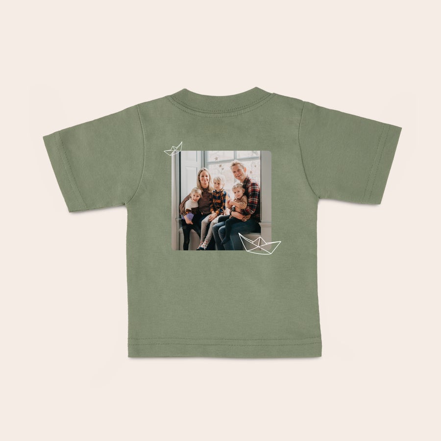 T shirt bébé personnalisé T-shirt vert pour bébé personnalisé avec photo imprimée dune famille heureuse, deux bateaux en papier