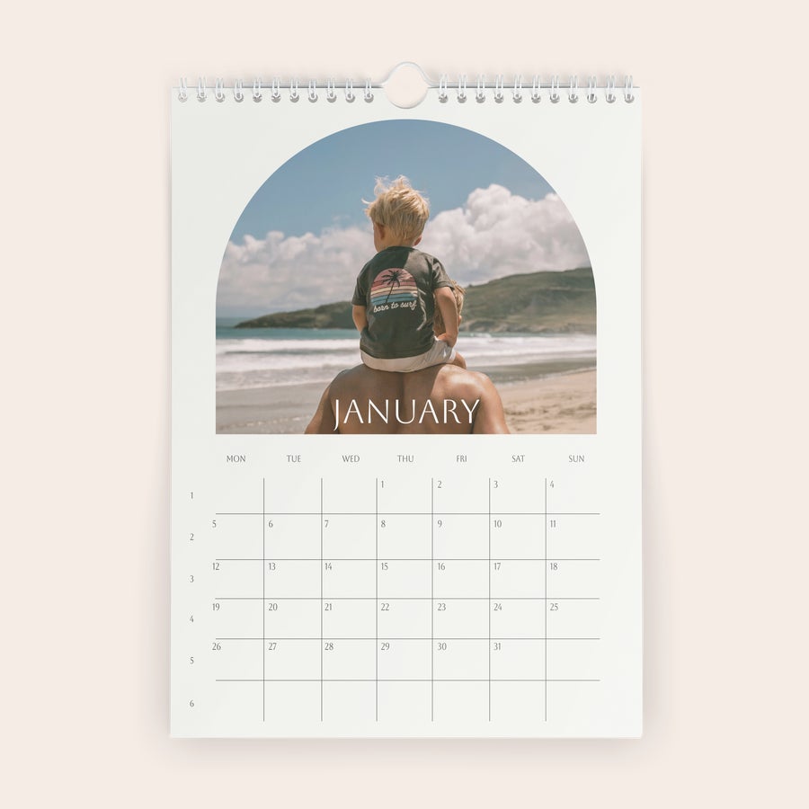 Personlig fotokalender 2026 Personlig kalender for 2026 med eget bilde trykket for januar måned, viser et barn på stranden.