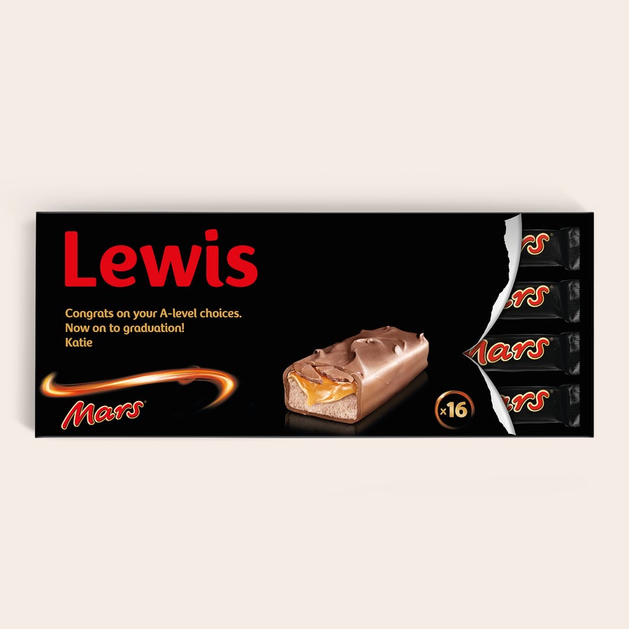 Bar XXL Mars Acest baton personalizat de ciocolată XXL Mars are ambalajul negru imprimat cu numele Lewis, un mesaj de felicitare și logo-ul Mars, alături de o imagine cu o bară de ciocolată și 16 batoane Mars individuale.