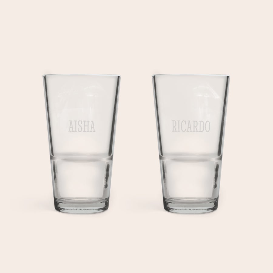 Bierglas 34 cl Twee glazen vaasjes met namen Aisha en Ricardo erop gegraveerd, ideaal om mee te proosten op elke gelegenheid.