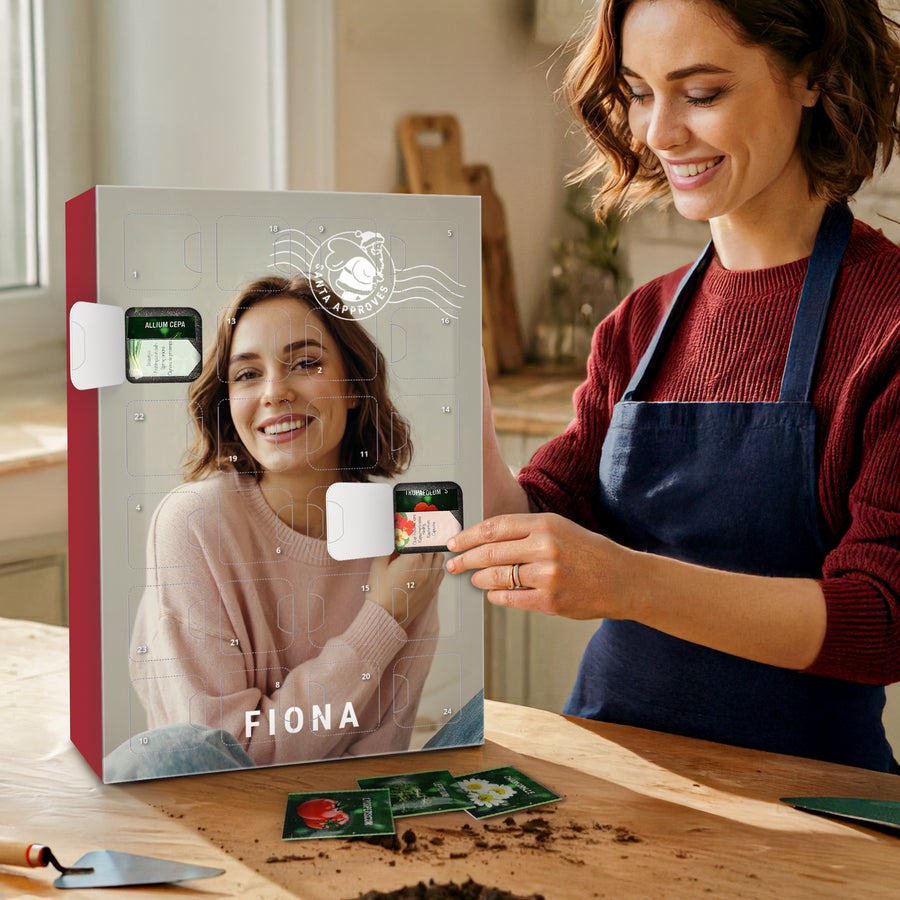 Personalisierter Adventskalender mit Anzuchtset für den Gemüsegarten Personalisierter Samen-Adventskalender mit Foto von Fiona, Namen und einem natürlichen Countdown bis Weihnachten.