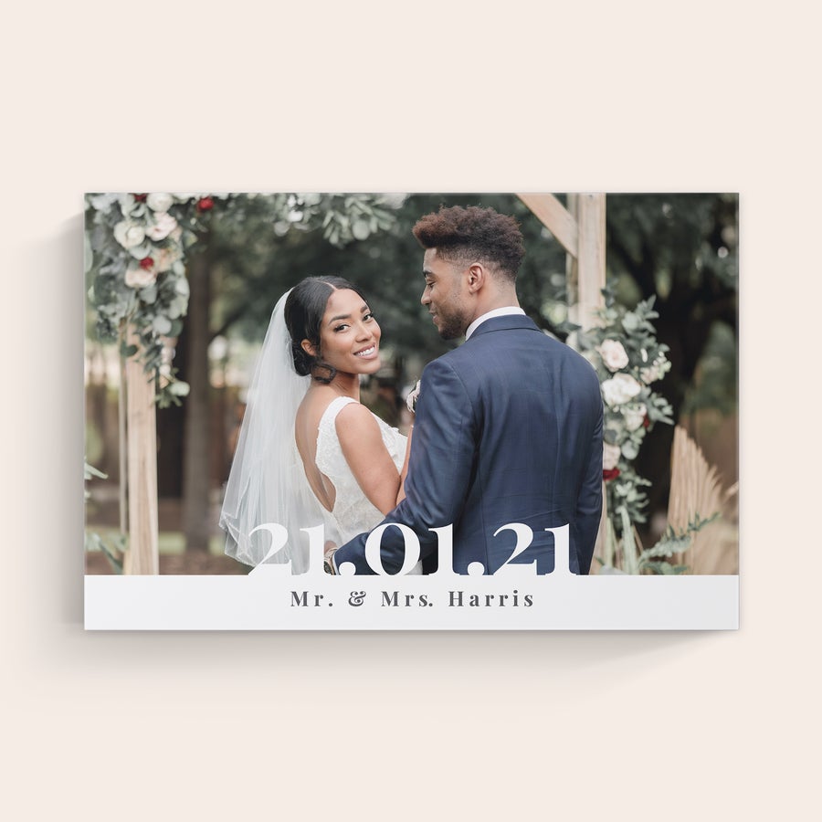 Vászonfotó Esküvői vászonkép boldog párral és 21.01.21 dátummal, Mr. & Mrs. Harris felirattal, melyre kinyomtatjuk a legszebb fényképeit