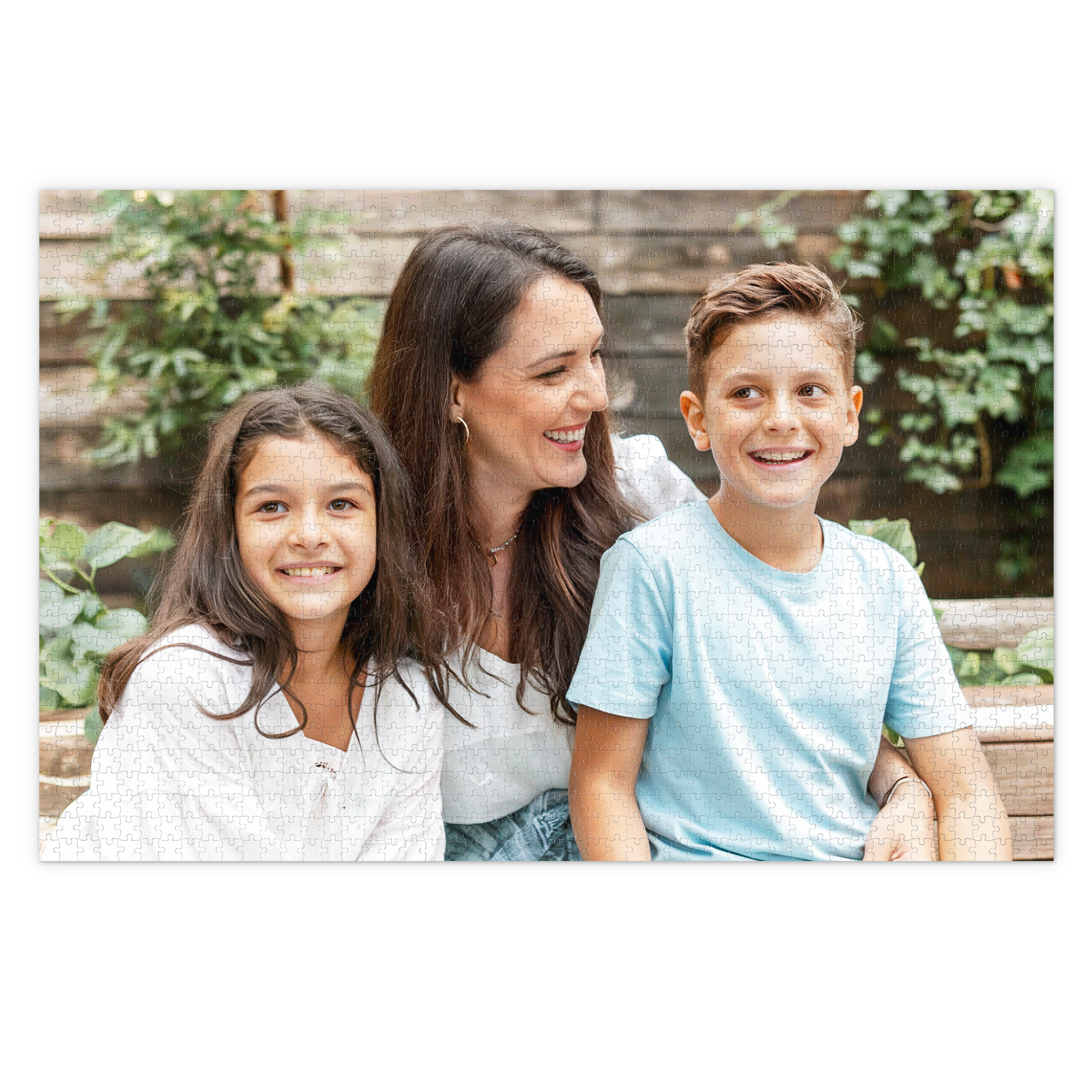 Großes Fotopuzzle mit aufgedrucktem Familienfoto von einer lächelnden Frau, einem Jungen und einem Mädchen