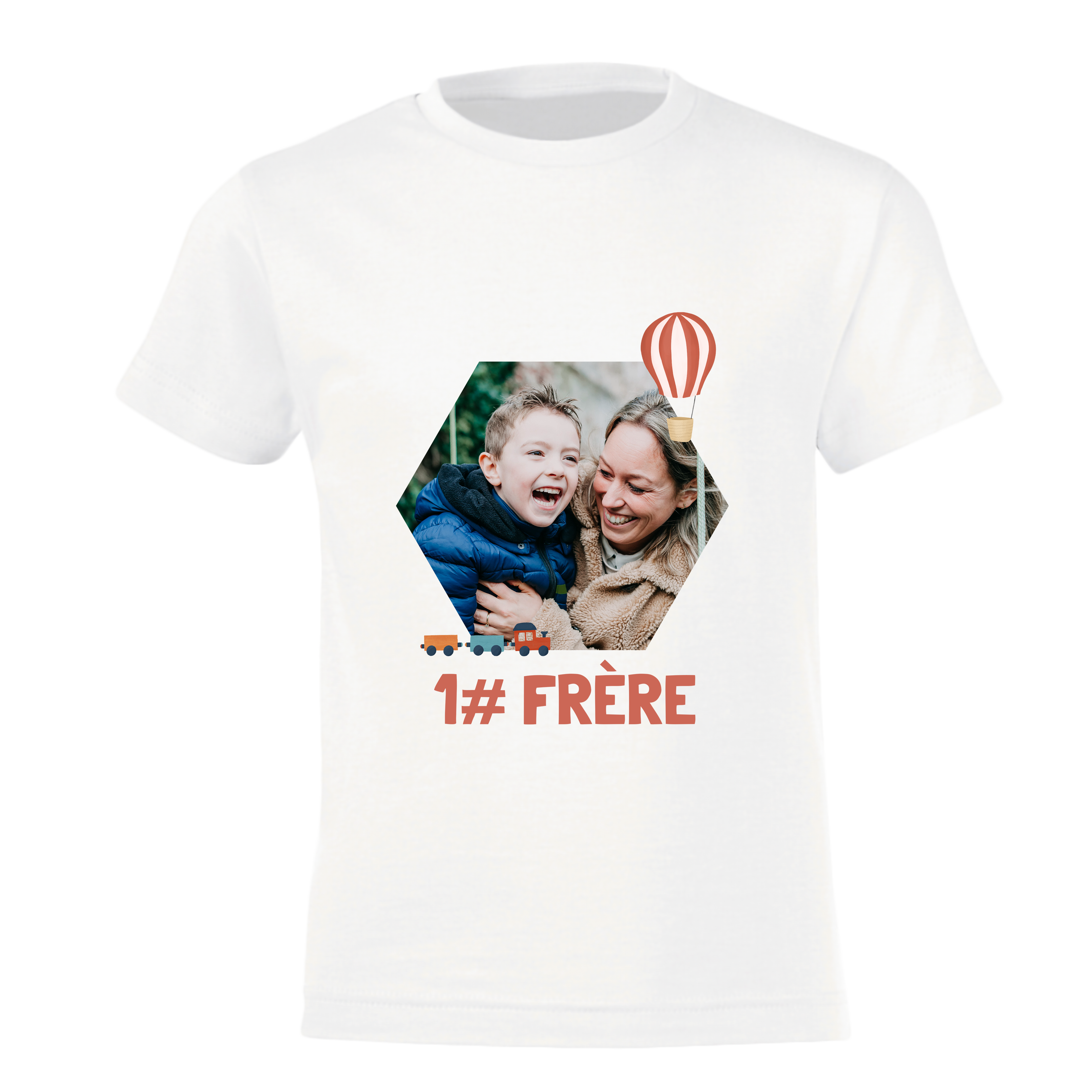 T-shirt blanc personnalisé avec une photo de famille et un motif montgolfière et train, imprimé avec l'inscription 1# FRÈRE pour une annonce de grossesse.