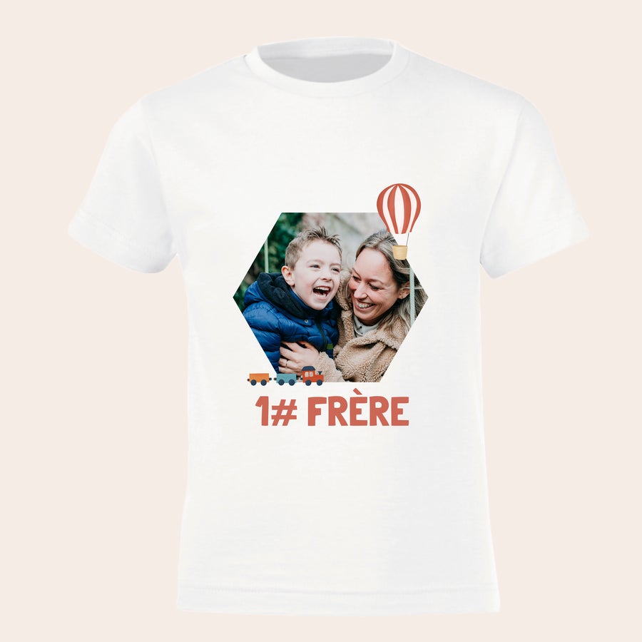 T - shirt annonce grossesse personnalisé - Grand frère / Grande soeur T-shirt blanc personnalisé avec une photo de famille et un motif montgolfière et train, imprimé avec l'inscription 1# FRÈRE pour une annonce de grossesse.