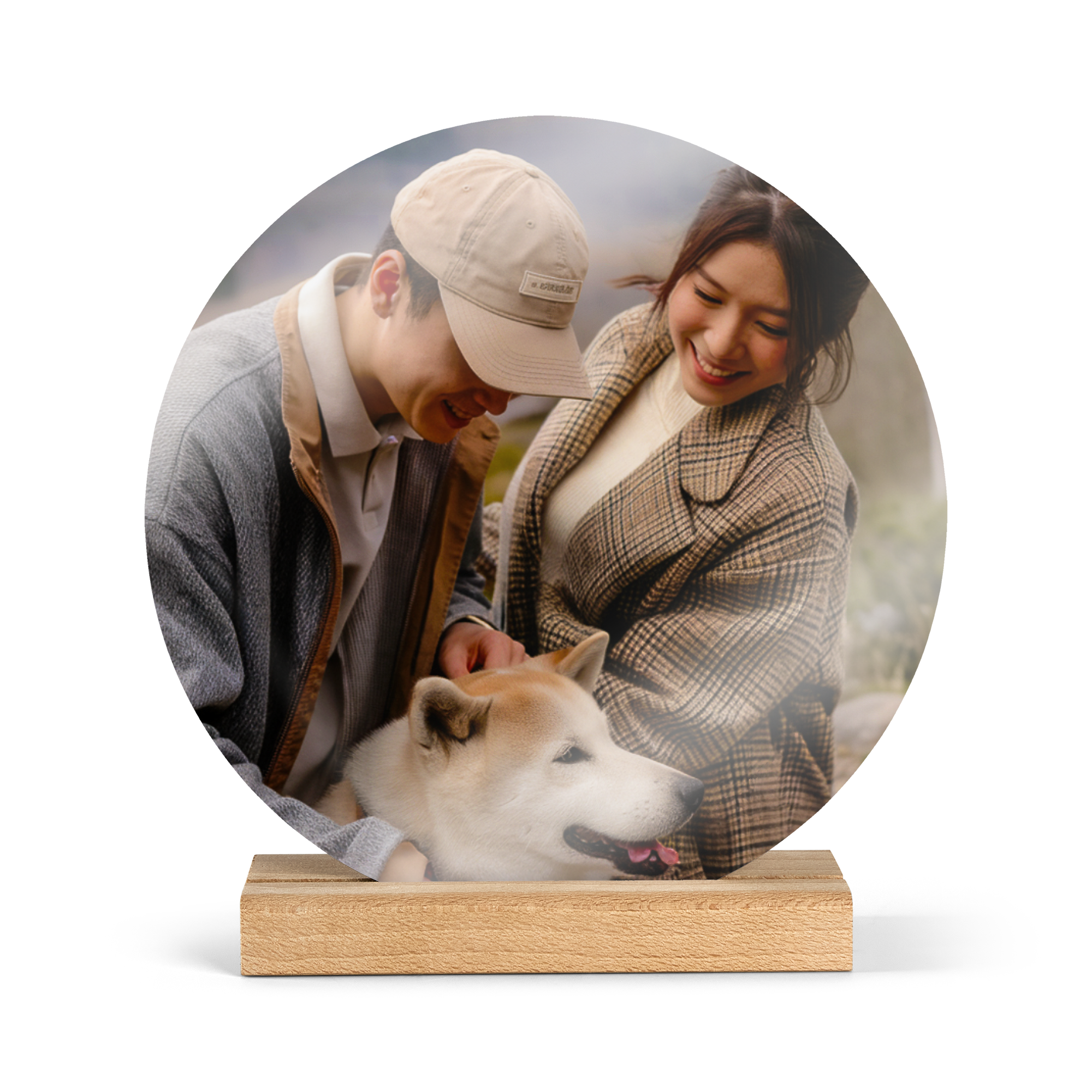 Mosaico fotográfico redondo de madera con una pareja sonriente y un perro, impreso con foto personalizada.