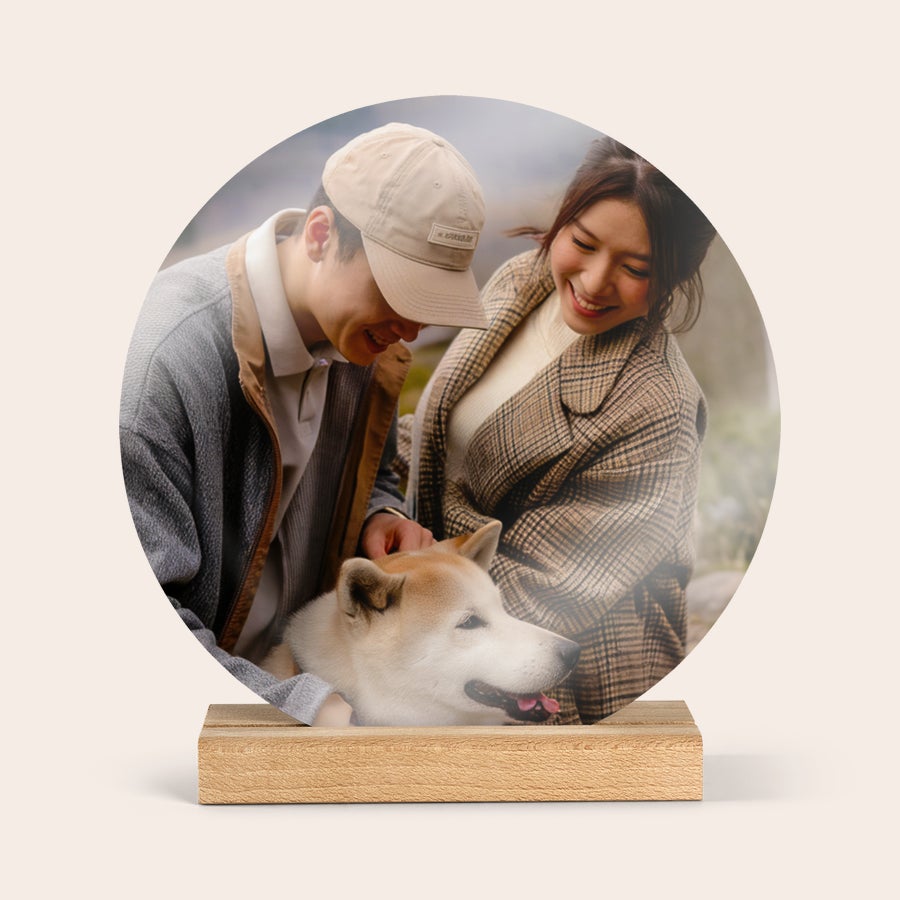 Piastrella in Legno con Foto Personalizzata Piastrella rotonda in legno con foto personalizzata di una coppia che accarezza un cane, con supporto incluso
