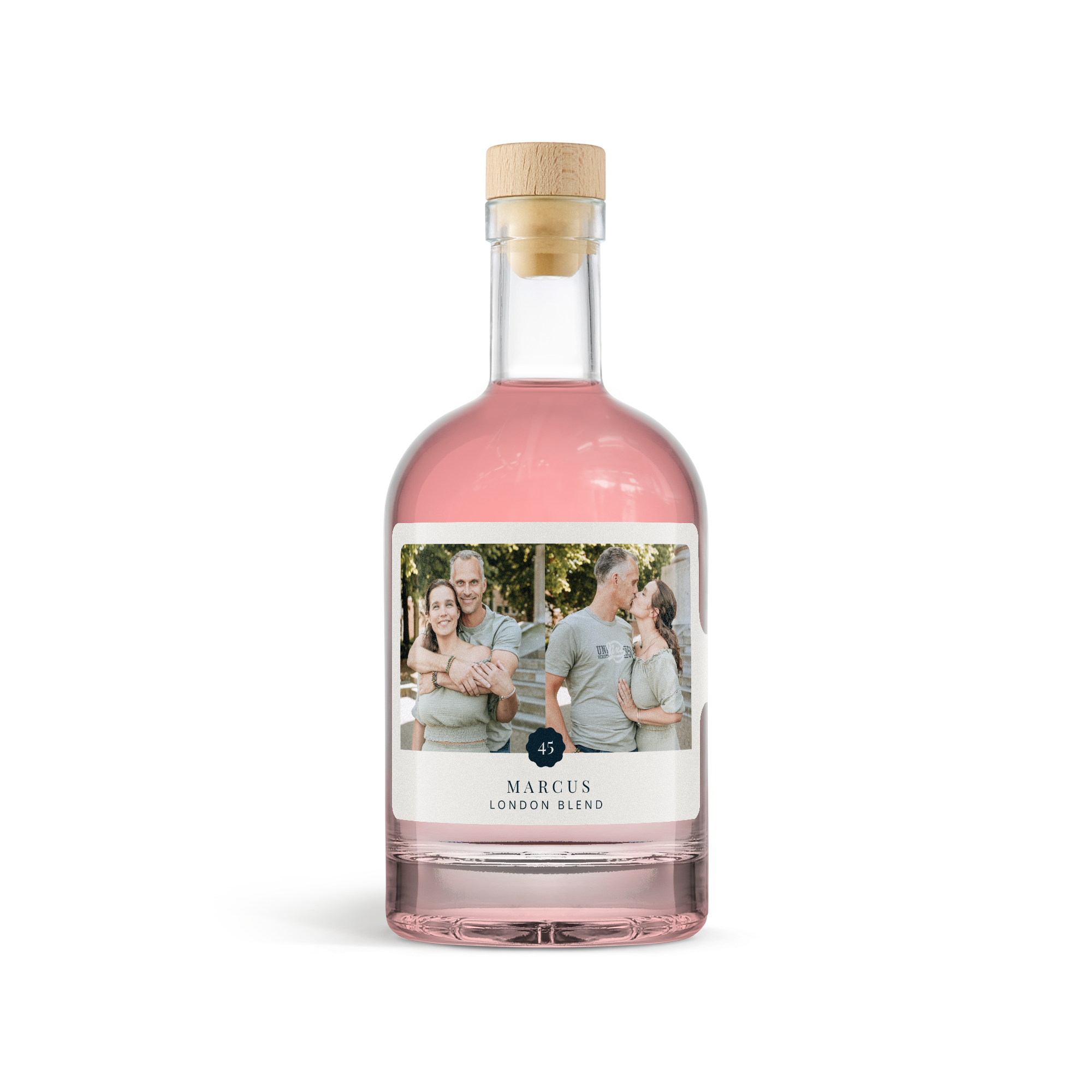 Fles pink gin met gepersonaliseerd etiket met een foto van een stel en tekst Marcus London Blend, verras ze met een uniek etiket