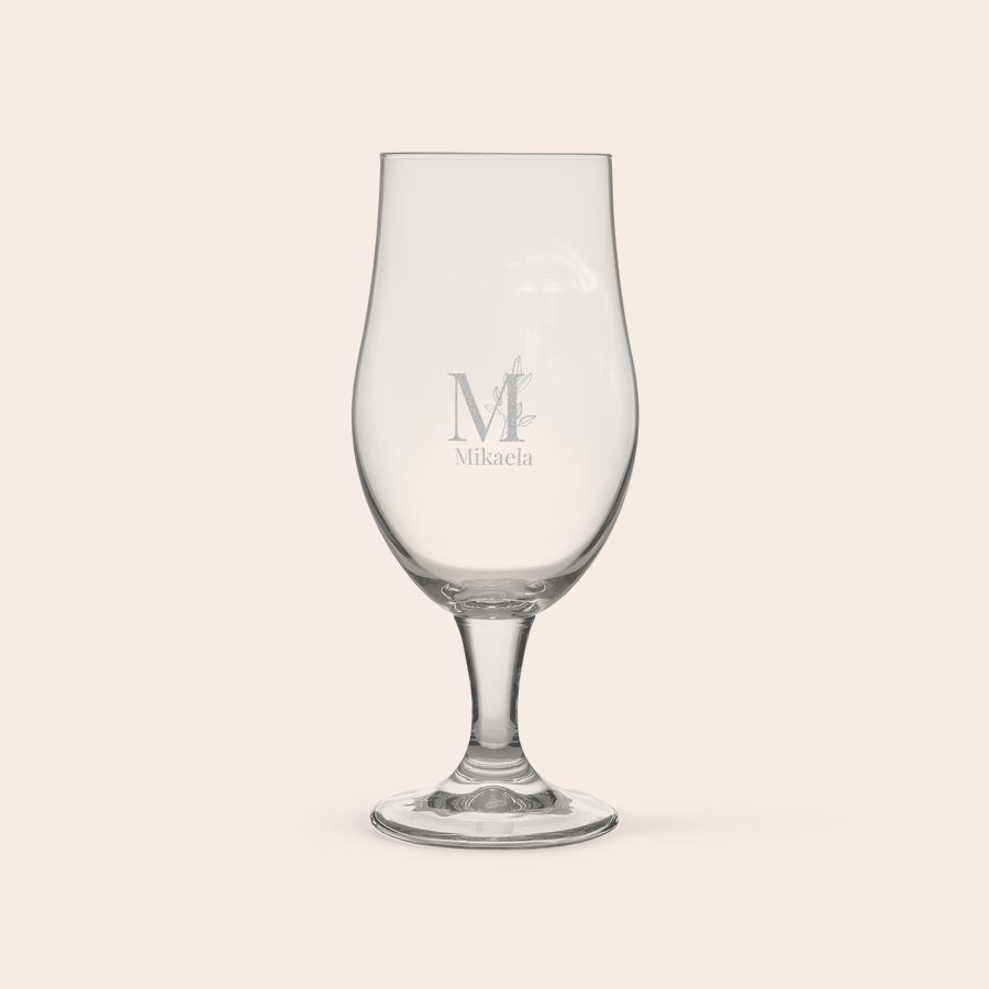 Personliga Ölflaska - Duvel Moortgat Ölgåvan med inristat glas Mikaela graverat med bokstaven M med bladmotiv och namnet Mikaela under
