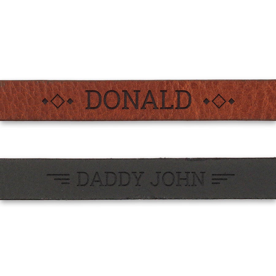 Barna és fekete férfi karkötő metszettel, személyre szabott Donald és Daddy John nevekkel.