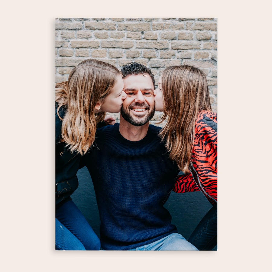 Prilagojena knjiga receptov Prilagojena kuharska knjiga natisnjena s fotografijo dveh deklic, ki poljubljata moškega. Najokusnejši recepti z lastnim dizajnom.