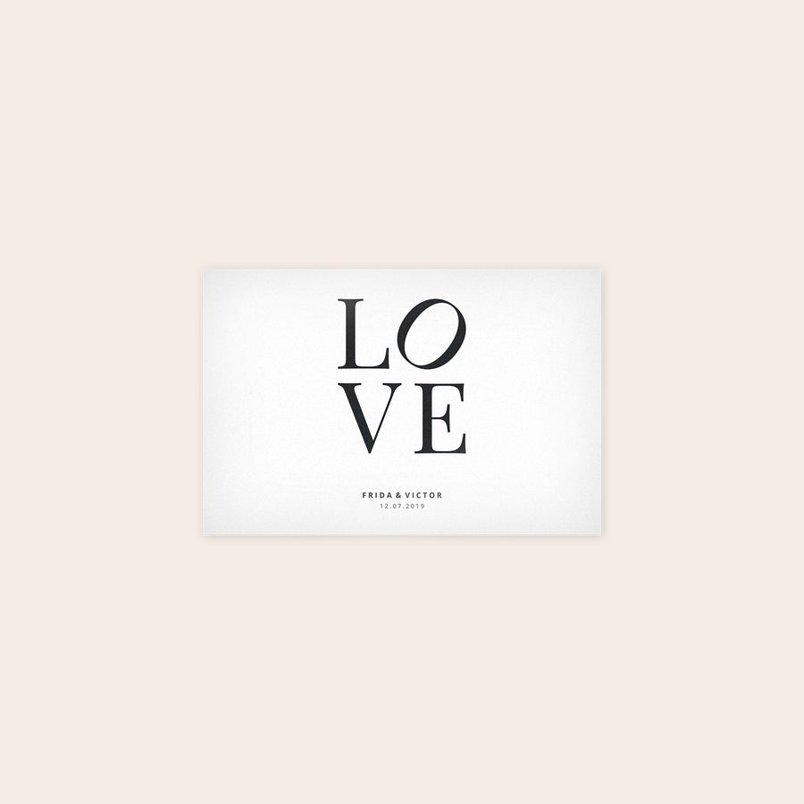 Foto på forex Et foto på forex med teksten LOVE og personaliserede navne og dato som vægdekoration