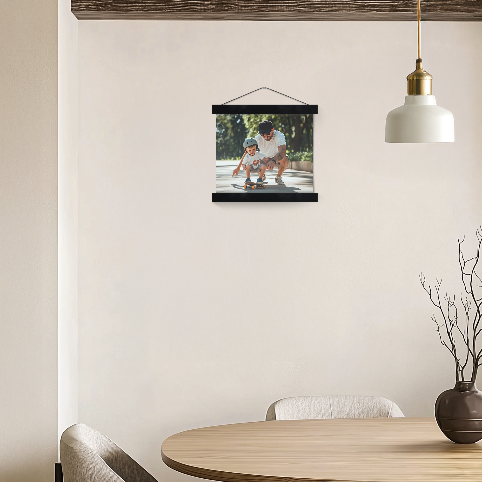 Magnetische posterhanger met een gepersonaliseerde foto van een vader en kind op een skateboard.